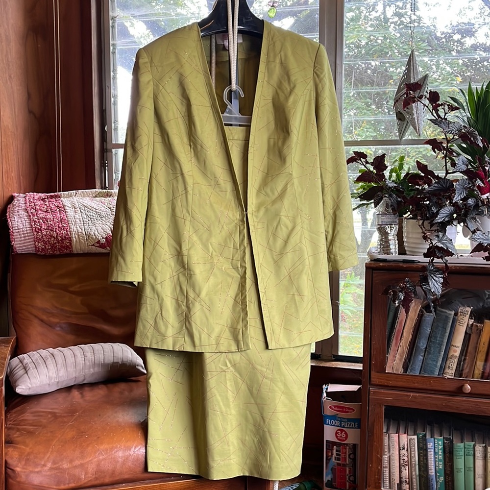 GRACE EPHESIANS 2:5, vintage Kiwi with sparkly gold design, 24w jacket, 18 skirt